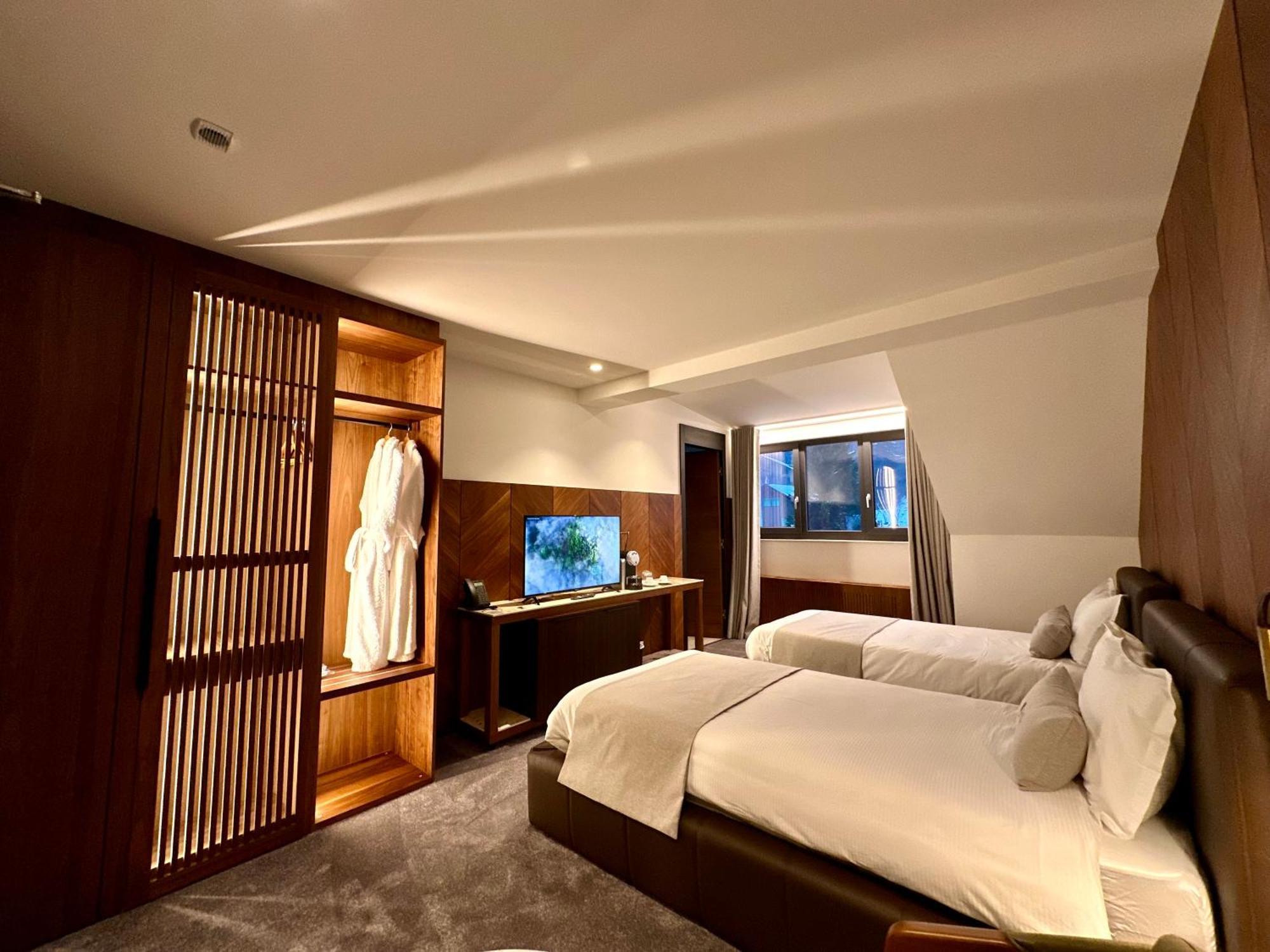 Hotel Restaurant & Spa Les Planets Les Rasses Exterior foto